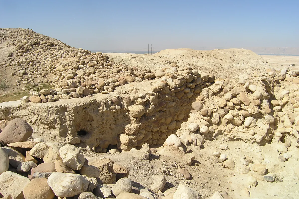 חומות אבן קרוסות באתר באב א-דרע