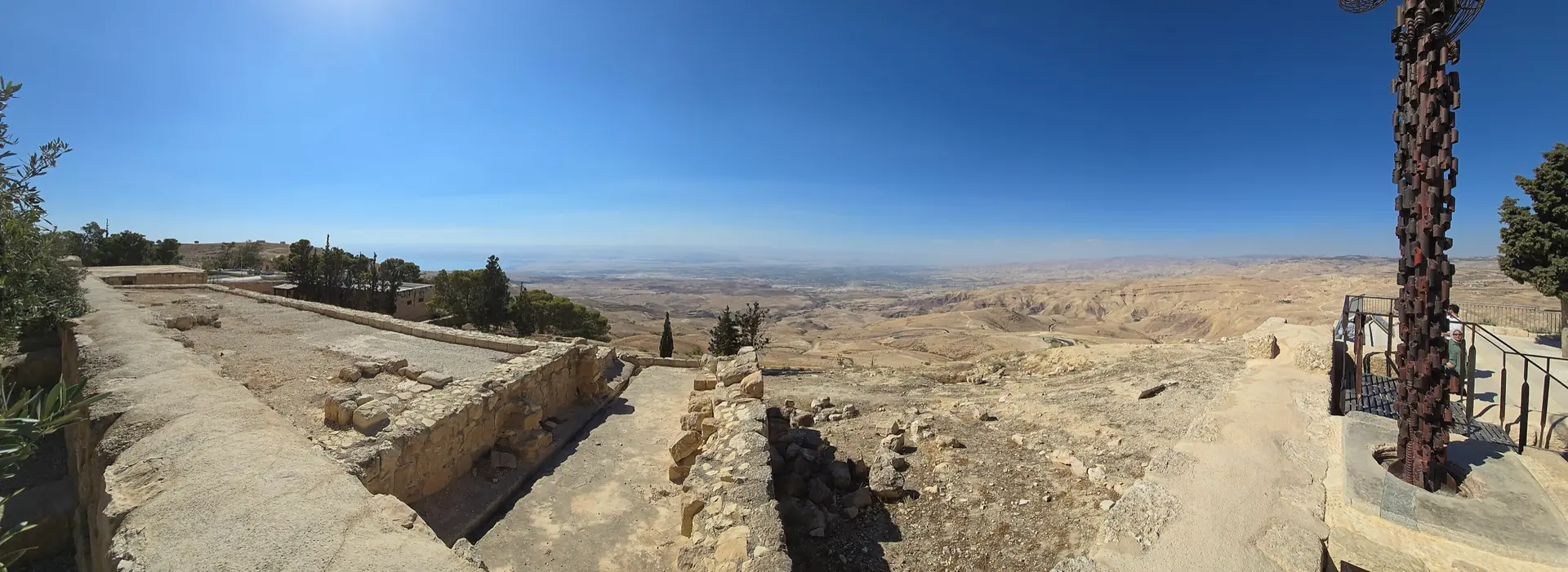 Vue depuis le mont Nébo sur la vallée du Jourdain et la mer Morte, avec des murets antiques au premier plan