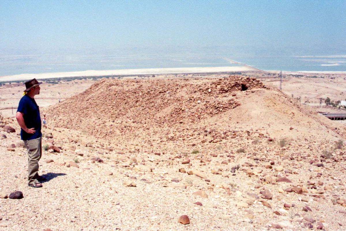 מבקר מול תל נומירה, בשולי המישור היורד אל ים המלח
