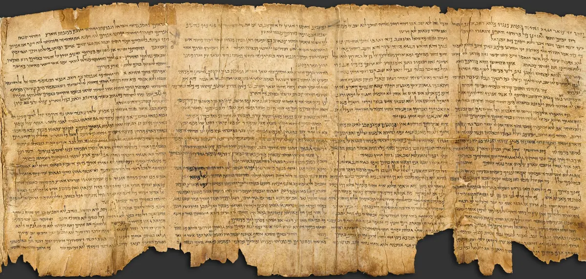 כמה טורים של כתב עברי בדיו שחורה על קלף מצהיב, עם שוליים קרועים