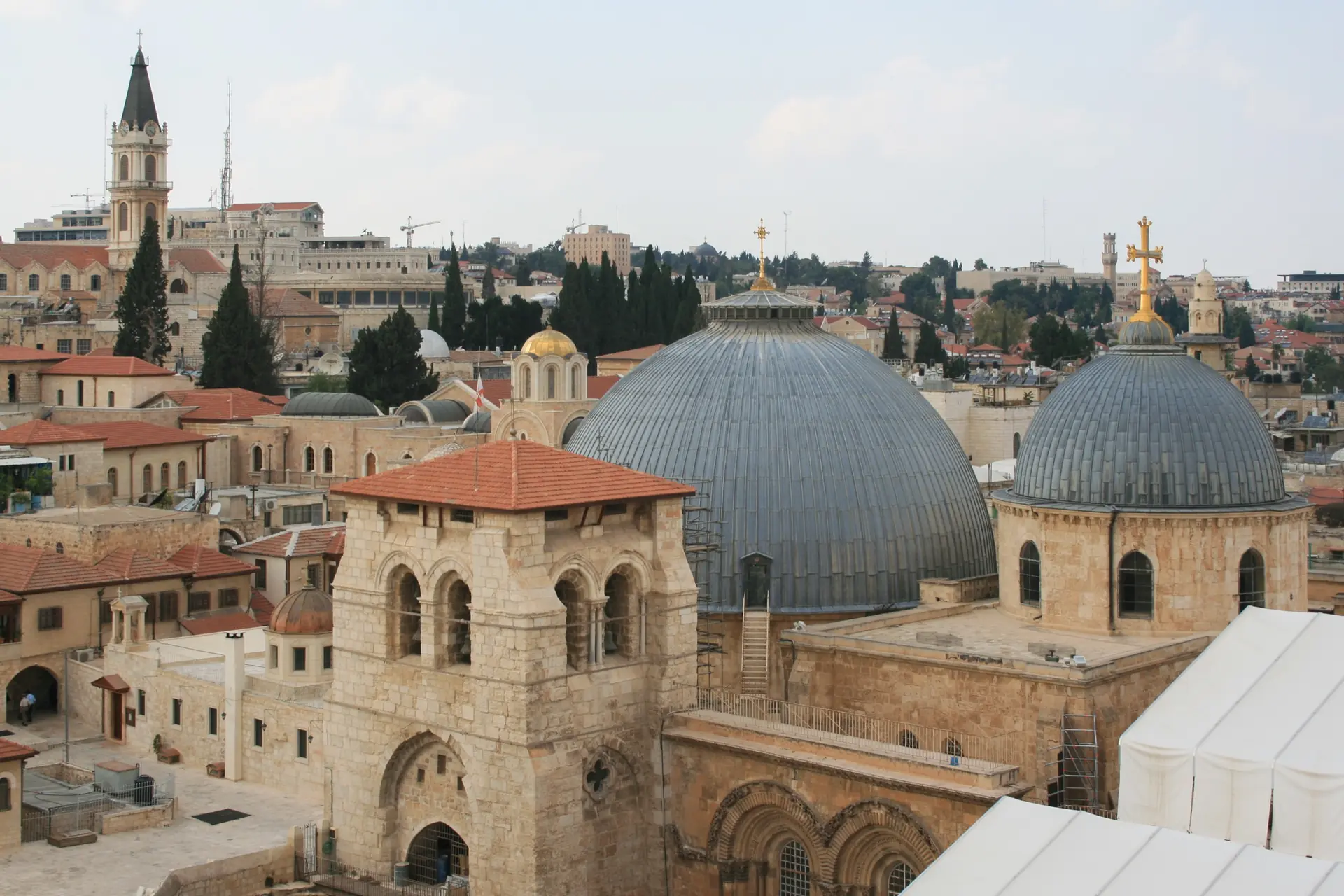 הכיפות האפורות של כנסיית הקבר ומגדל הפעמונים מאבן, במבט מגגות העיר העתיקה בירושלים
