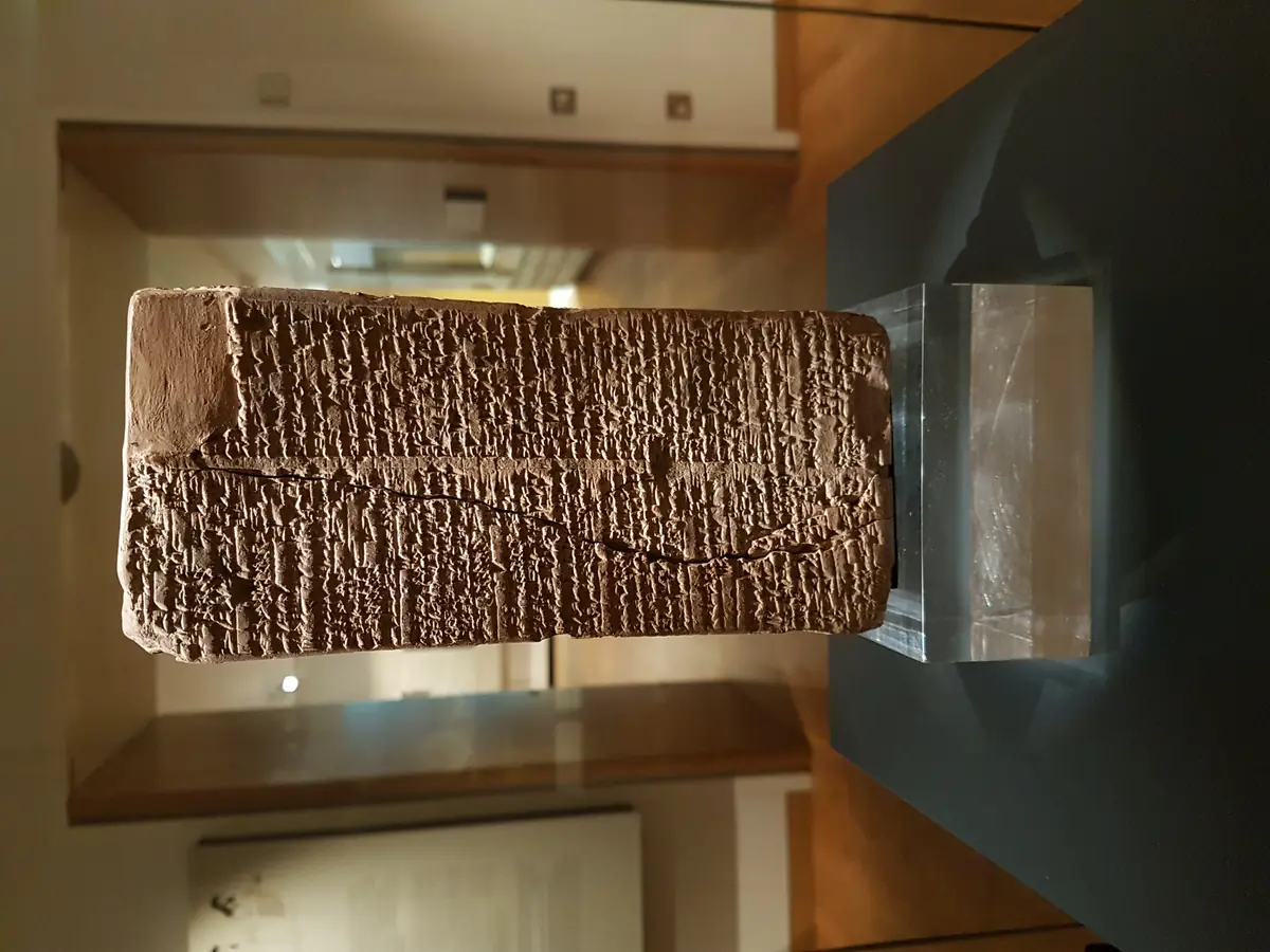 מנסרת חרס בעלת ארבע פאות מכוסה בסימני כתב יתדות