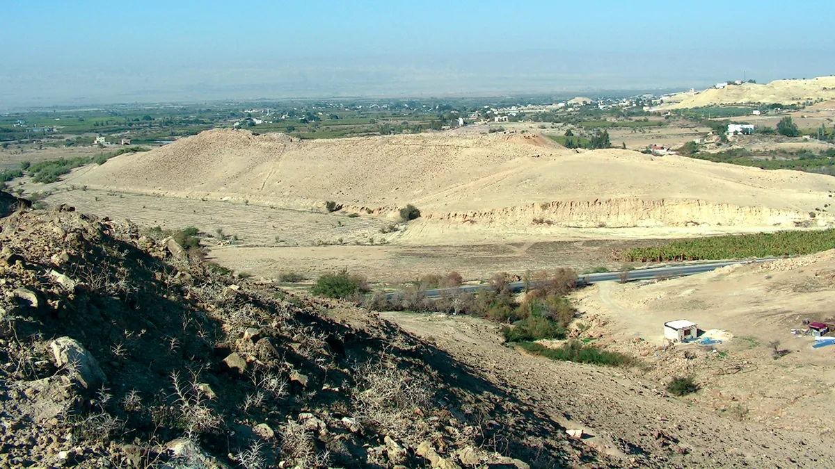גבעת תל אל-חמאם המשקיפה על בקעת הירדן, במבט מרמה סלעית